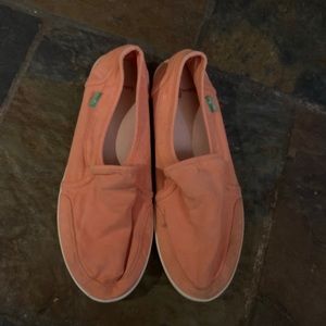 7.5 never worn orange slip on sanuks.
